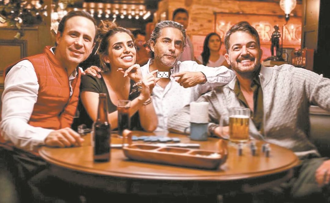 En la serie, los personajes se reúnen en un bar para contar sus historias. Foto: TELEVISA