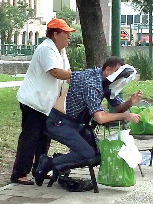 El costo por sesión de masaje es de 50 pesos; en un día tranquilo llega a atender a unas siete personas y en fin de semana se triplica la demanda (NOTIMEX)