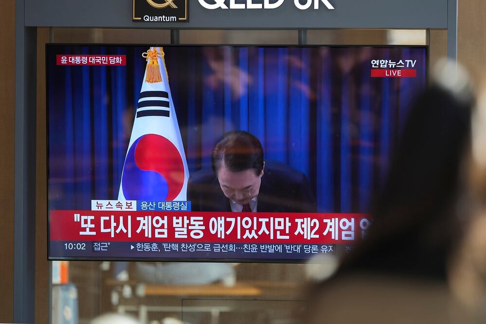 Una pantalla de televisión  muestra la transmisión en vivo del anuncio del presidente surcoreano, Yoon Suk-yeol, en la estación de tren  de Seúl,  Corea del Sur. (6/12/24) Foto: AP
