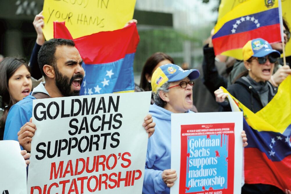 Manifestantes durante una protesta, ayer en Nueva York, contra la compra de bonos de PDVSA por parte de Goldman Sachs (LUCAS JACKSON. REUTERS)