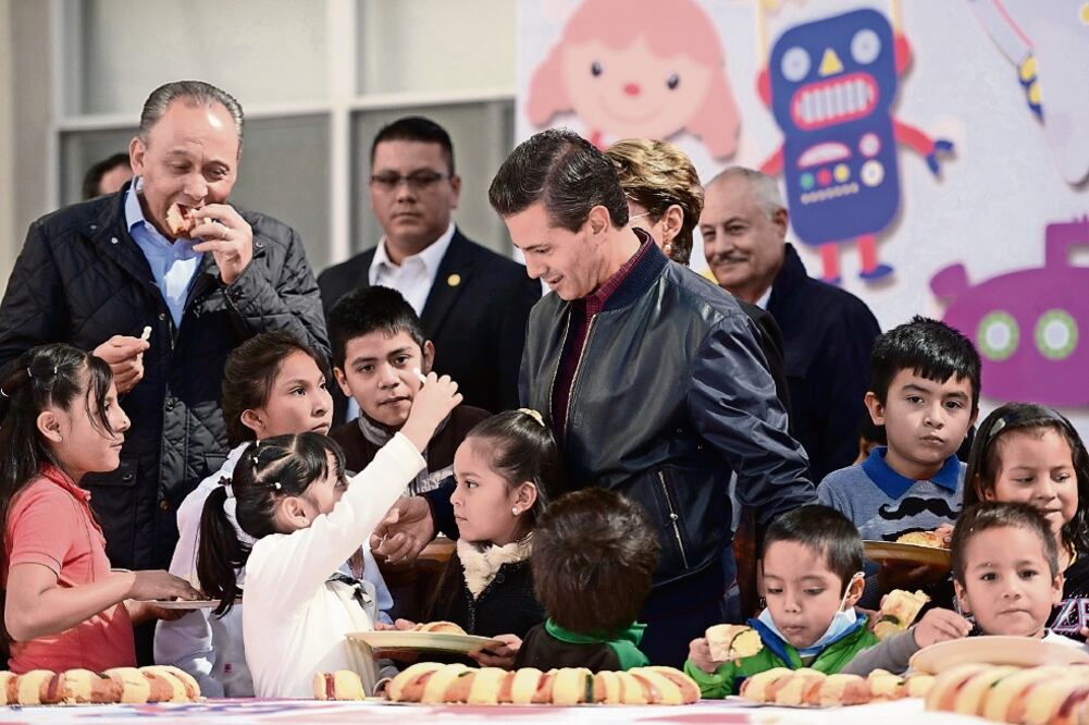 Al sacarse dos muñequitos en la Rosca de Reyes que partió el presidente Enrique Peña Nieto, los niños que son pacientes del área de pediatría bromearon con él y le pidieron que invite los tamales el próximo 2 de febrero (PRESIDENCIA)