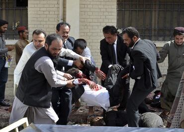 Reportan al menos 23 muertos por atentado suicida en un edificio militar en Pakistán