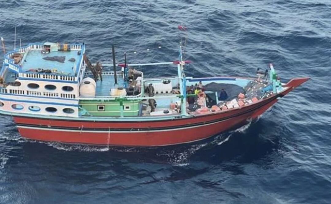 Un bote que transportaba componentes de misiles de fabricación iraní con destino a los hutíes yemeníes en el mar Arábigo. Foto: AP