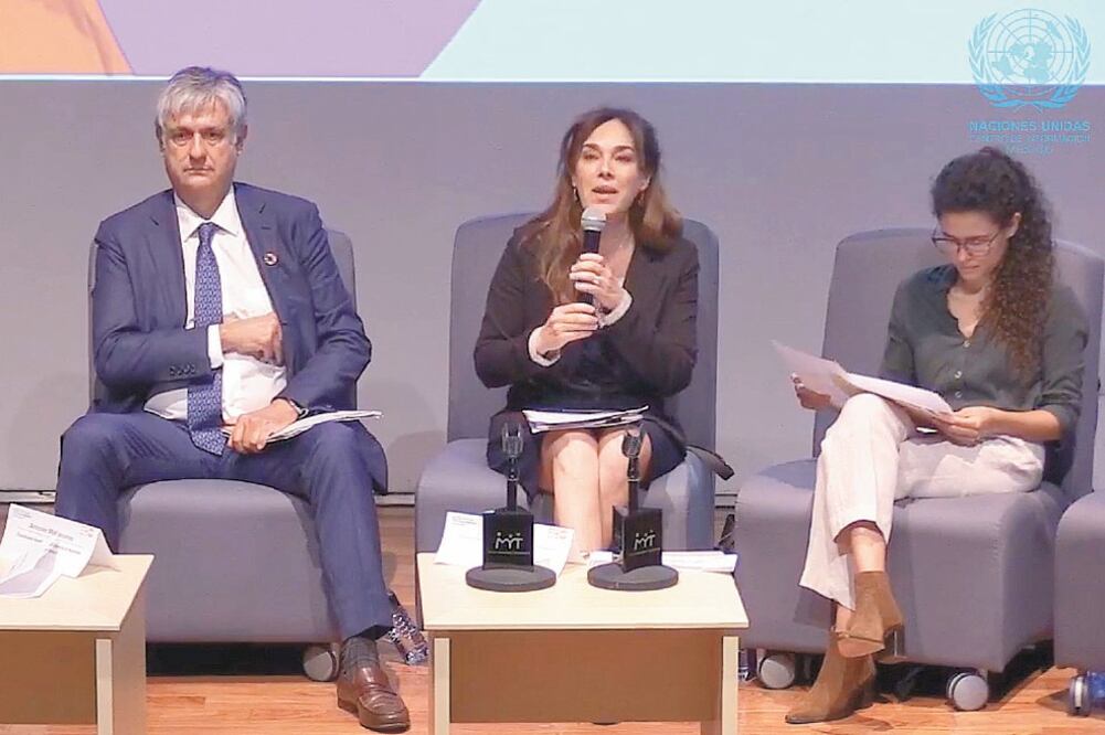 En la presentación de la iniciativa de la ONU, que moderó la periodista Elisa Alanís (centro), participó Luisa María Alcalde, titular de STPS. Foto: TOMADA DE VIDEO