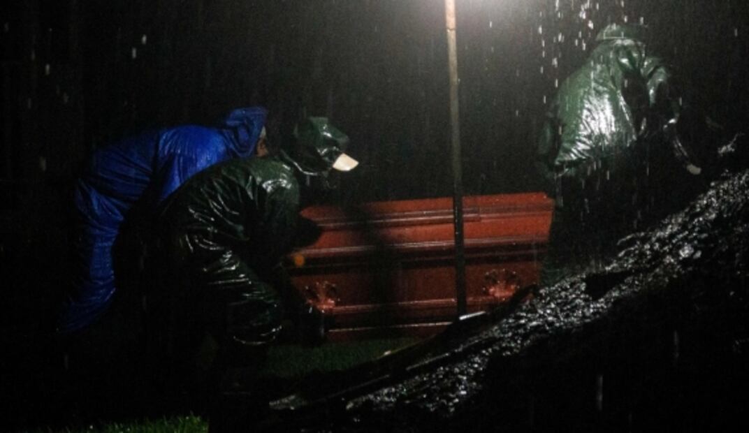 Así son los "entierros exprés" nocturnos en Nicaragua ante el Covid-19