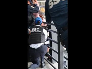 Policías rescatan a mujer que intentó saltar de un puente sobre carril de Metrobús