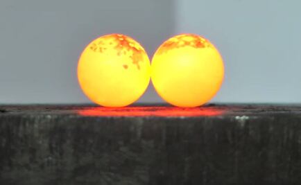 Así se ven dos bolas de níquel aplastadas por una prensa hidráulica