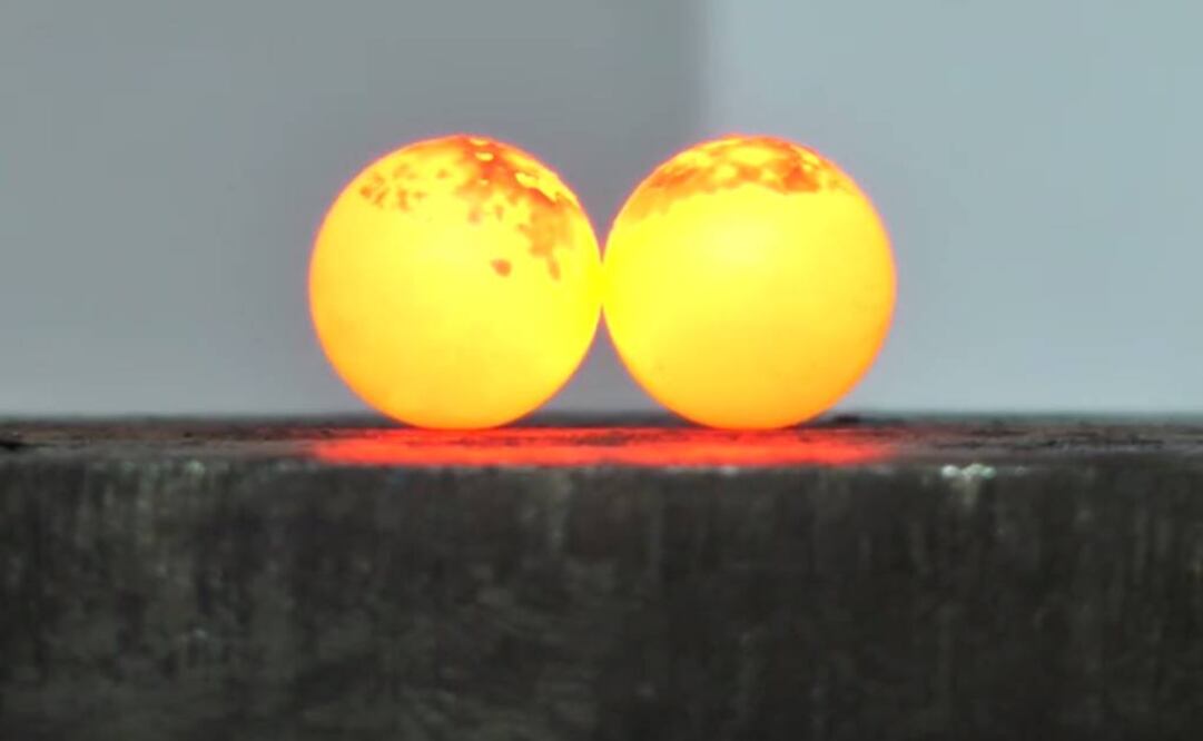 Las dos esferas han sido expuestas al calor antes del experimento. Foto: Captura YouTube