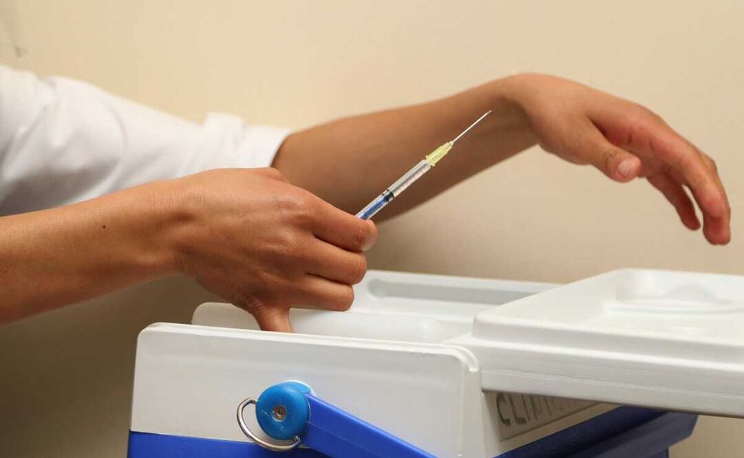 El subsecretario de Prevención y Promoción de la Salud señaló que la OMS hizo una cuidadosa recomendación sobre los grupos poblacionales a los que se debe aplicar. Foto: EL UNIVERSAL