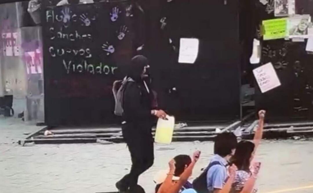 Los dos hombres fueron detenidos durante la marcha, en la que presuntamente se habrían infiltrado en el contingente (11/03/2025). Foto: Especial