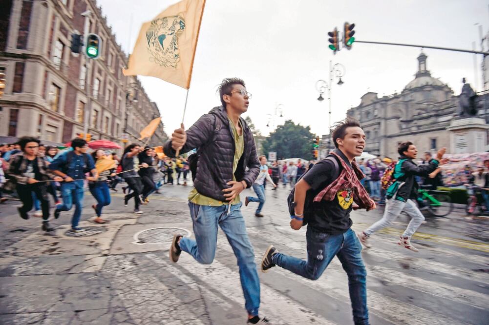 Jóvenes que participen en el movimiento estudiantil podrán consultar los protocolos de actuación difundidos en un manual de seguridad. (ARCHIVO EL UNIVERSAL)