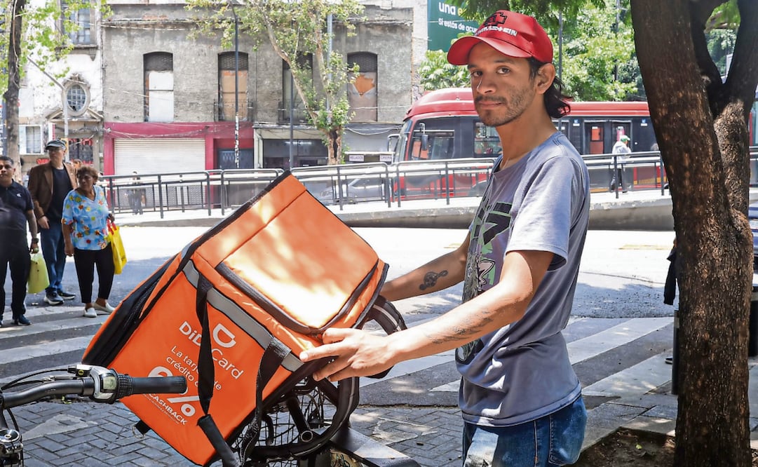 Sheinbaum: Repartidores de aplicaciones están muy contentos por tener seguridad social; reconoce a empresas porque colaboraron. Foto: Gabriel Pano / EL UNIVERSAL