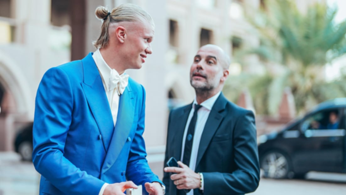 Haaland también usa su peinado característico en eventos formales. Foto: Instagram @erling