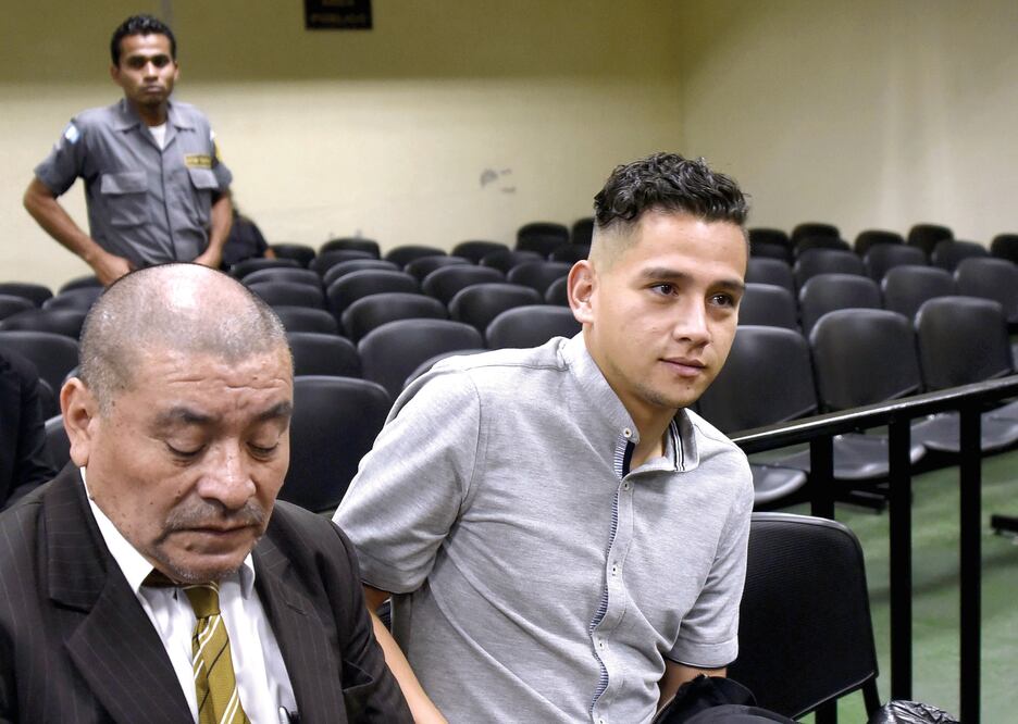 Ante la Justicia. José Manuel Morales (der.), hijo del presidente de Guatemala, está acusado de fraude, un caso en el que está implicado su tío Samuel. (JOHAN ORDONEZ. AFP)