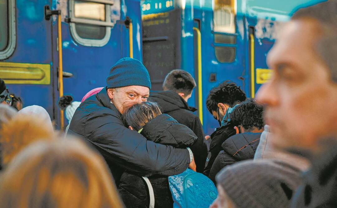 Cadáveres de soldados rusos, afuera de una escuela destruida como resultado de combates en Kharkiv. Foto: Dimitar DILKOFF / AFP