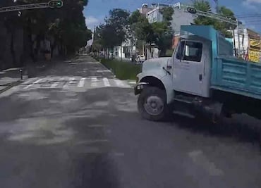 VIDEO: Operador de Metrobús Línea 7 evita choque con camión de carga