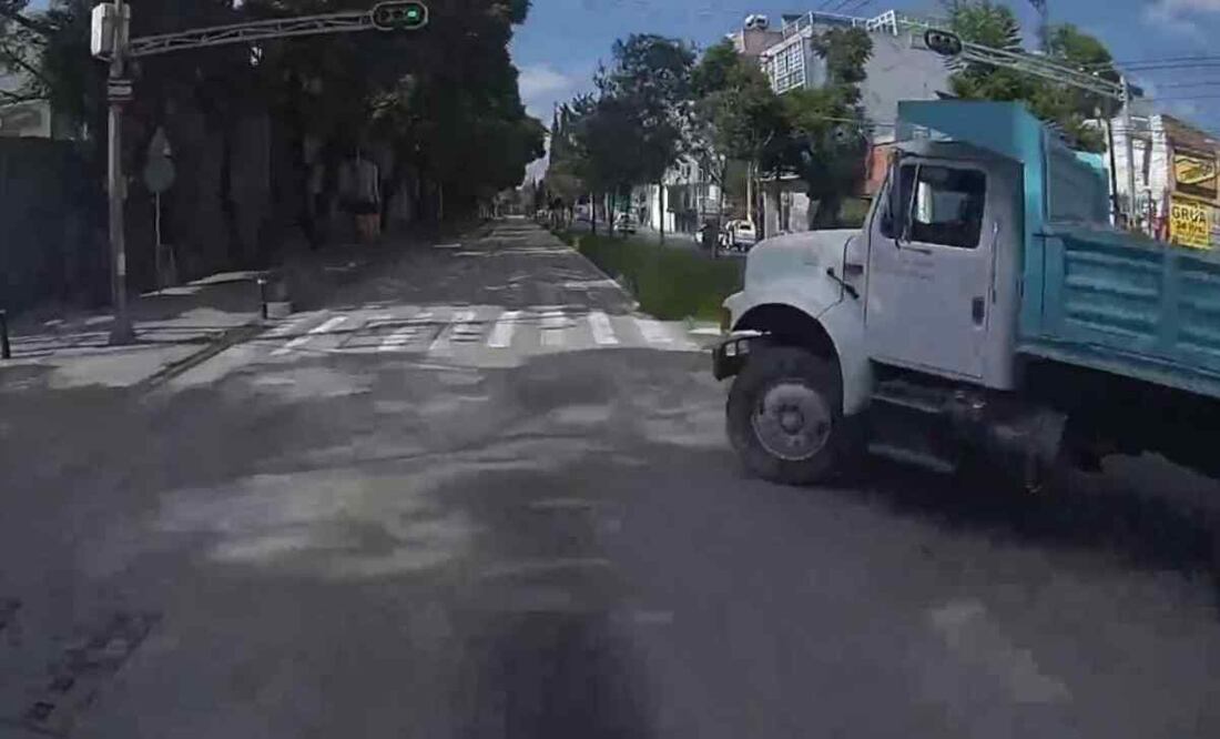 La unidad presentó daños menores al impactar uno de los bolardos que delimitan la banqueta. Foto: Captura de pantalla