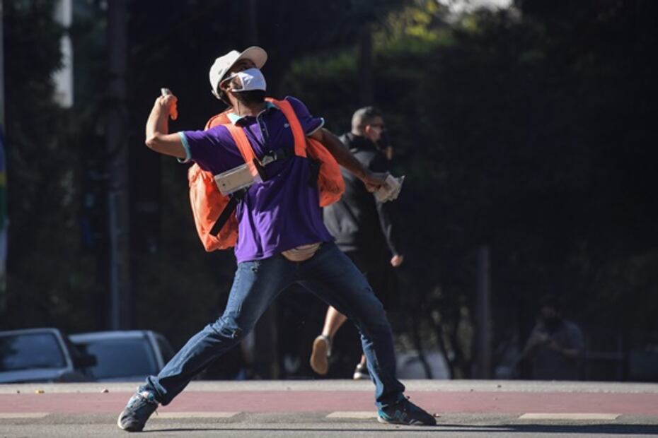 Partidarios y detractores de Bolsonaro chocan en las calles de Sao Paulo