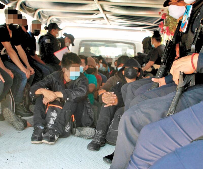 Elementos de la Secretaría de Seguridad del Estado de México llevaron a los migrantes a Casa de Pernocta Petra Herrera del DIF de Ecatepec. Foto: ESPECIAL