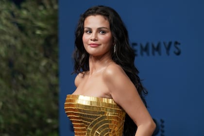 Selena Gómez se lleva todas las miradas en los Premios Emmy con vestido dorado de infarto