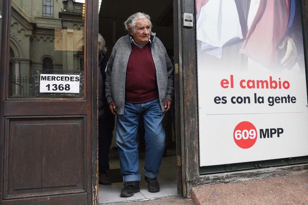El expresidente uruguayo José Mujica, al salir de la conferencia de prensa en la que reveló que luchaba contra un tumor de esófago. FOTO: AFP