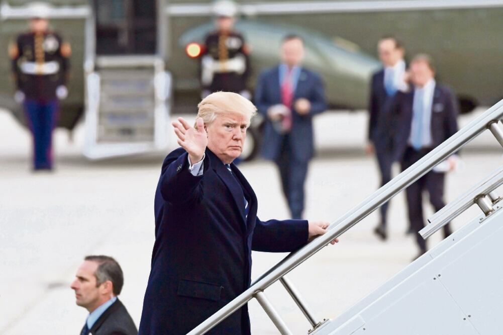 El presidente Donald Trump saludó mientras subía al avión Air Force One en el aeropuerto internacional John F. Kennedy en Nueva York, el sábado. (SUSAN WALSH. AP)