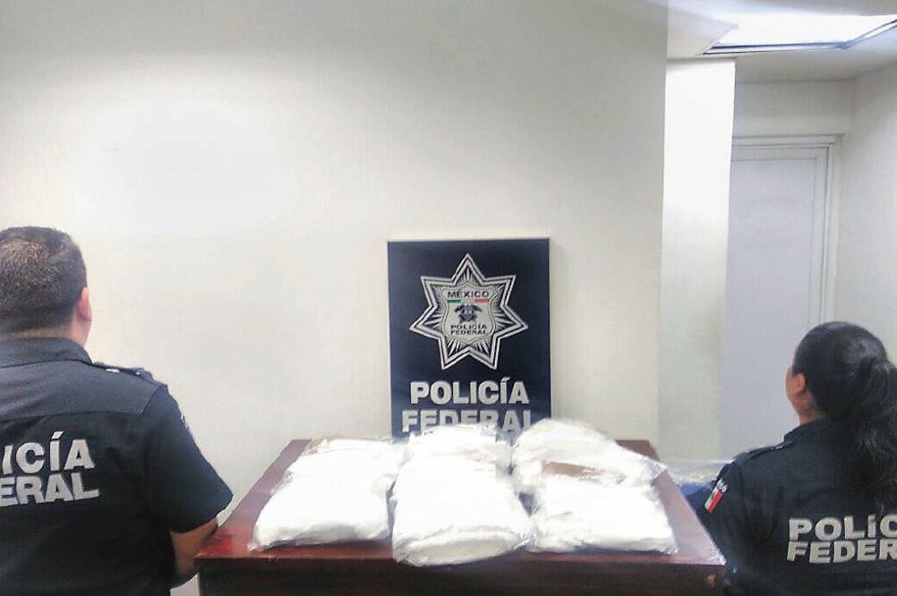 Los mexicanos trasladaban diferentes cantidades de una sustancia con las características similares a la cocaína escondidas en el calzado, pegadas con cinta adhesiva a su cuerpo y en sus prendas íntimas. Foto: ESPECIAL 