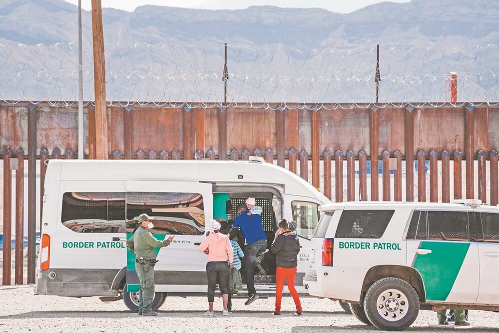 Agentes fronterizos arrestan a un grupo de migrantes cerca de El Paso, Texas. Preguntado por periodistas, el presidente Joe Biden descartó visitar “por ahora” la frontera con México. Foto: Justin Hamel/ AFP