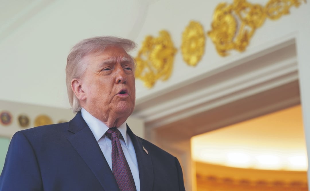 El presidente de Estados Unidos, Donald Trump, habla ante la Oficina Oval de la Casa Blanca el lunes 13 de abril de 2026 en Washington. Foto: Alex Brandon/ AP