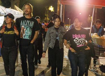 FOTOS: En contra de todo pronóstico; miles de fans de Blink-182 esperan el inicio de su concierto