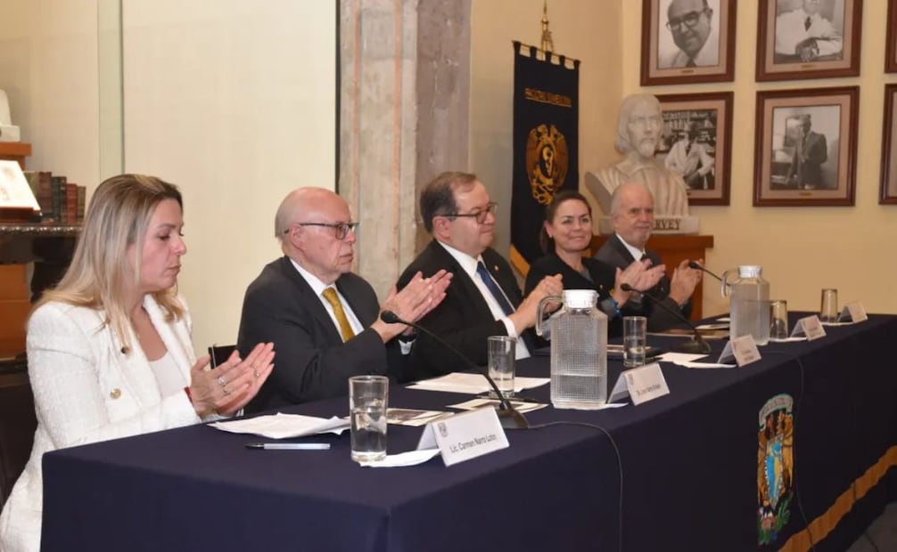 El rector Leonardo Lomelí develó una fotografía del exrector y exsecretario de Salud, José Narro Robles, en la Galería de Profesores Eméritos. Foto: UNAM