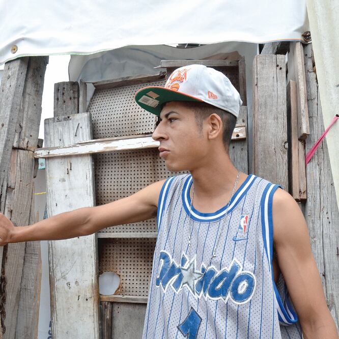 David Solís relata que se disponía a hacer una mezcla el pasado miércoles cuando la construcción empezó a crujir y a temblar. EMILIO VÁSQUEZ. EL UNIVERSAL