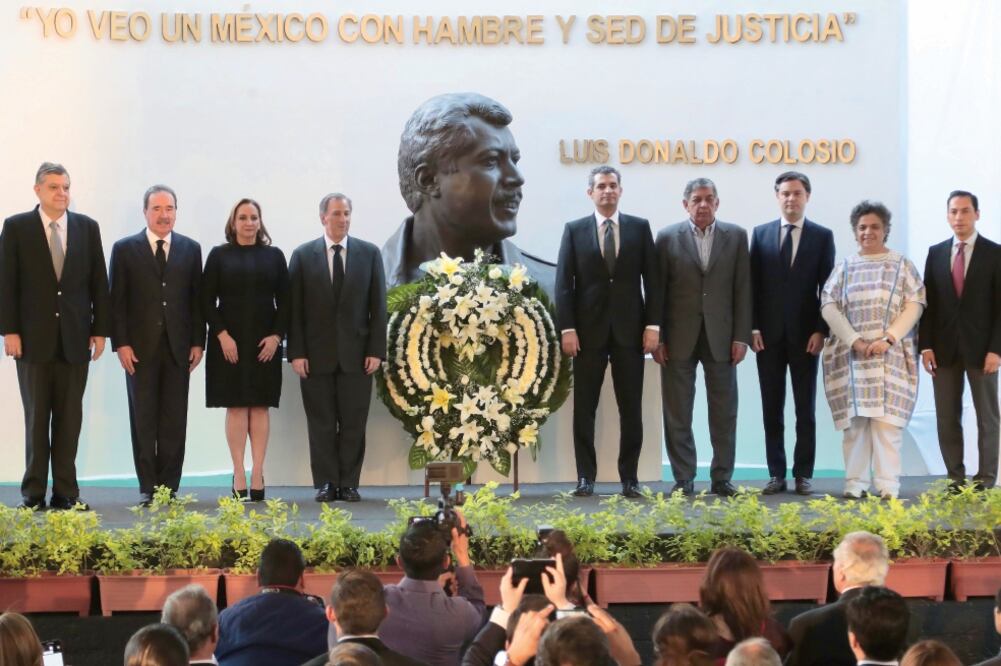 En la ceremonia el aspirante presidencial José Antonio Meade hizo un llamado a no ver la política como un lucro personal; evitar regresiones e imposturas que pongan en peligro a la sociedad y a no tolerar ningún tipo de abuso y corrupción. (ALEJANDRO ACO)