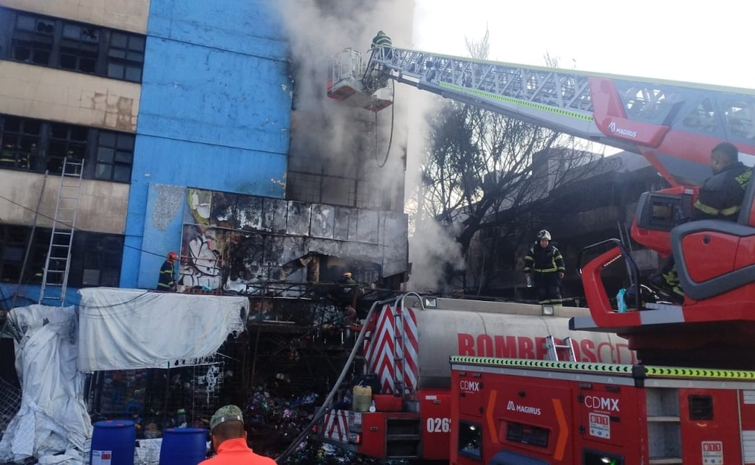 Reportan 90% de avance en sofocar incendio en inmediaciones del Mercado Sonora. Foto: Tomada de la cuenta de X de @SGIRPC_CDMX