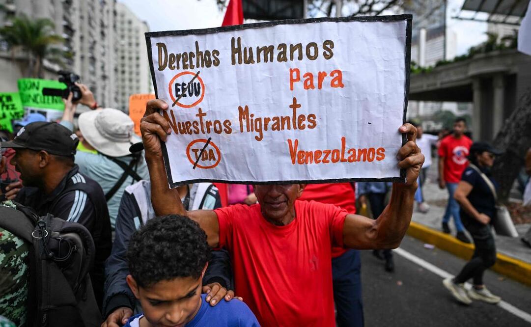 Un hombre sostiene un cartel durante una manifestación contra el encarcelamiento de venezolanos en una cárcel salvadoreña en Caracas el 18 de marzo de 2025. Cientos de personas marcharon en Caracas para exigir la liberación y repatriación de 238 venezolanos enviados por el presidente estadounidense Donald Trump a una prisión en El Salvador, acusados de vínculos con la banda criminal El Tren de Aragua. Foto: AFP