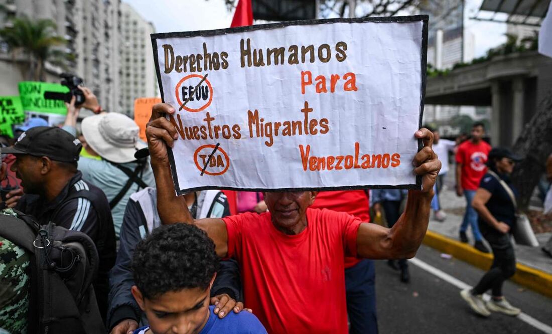 Un hombre sostiene un cartel durante una manifestación contra el encarcelamiento de venezolanos en una cárcel salvadoreña en Caracas el 18 de marzo de 2025. Cientos de personas marcharon en Caracas para exigir la liberación y repatriación de 238 venezolanos enviados por el presidente estadounidense Donald Trump a una prisión en El Salvador, acusados de vínculos con la banda criminal El Tren de Aragua. Foto: AFP