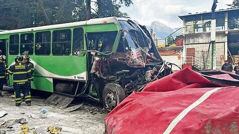 Choque de autobús deja 17 lesionados