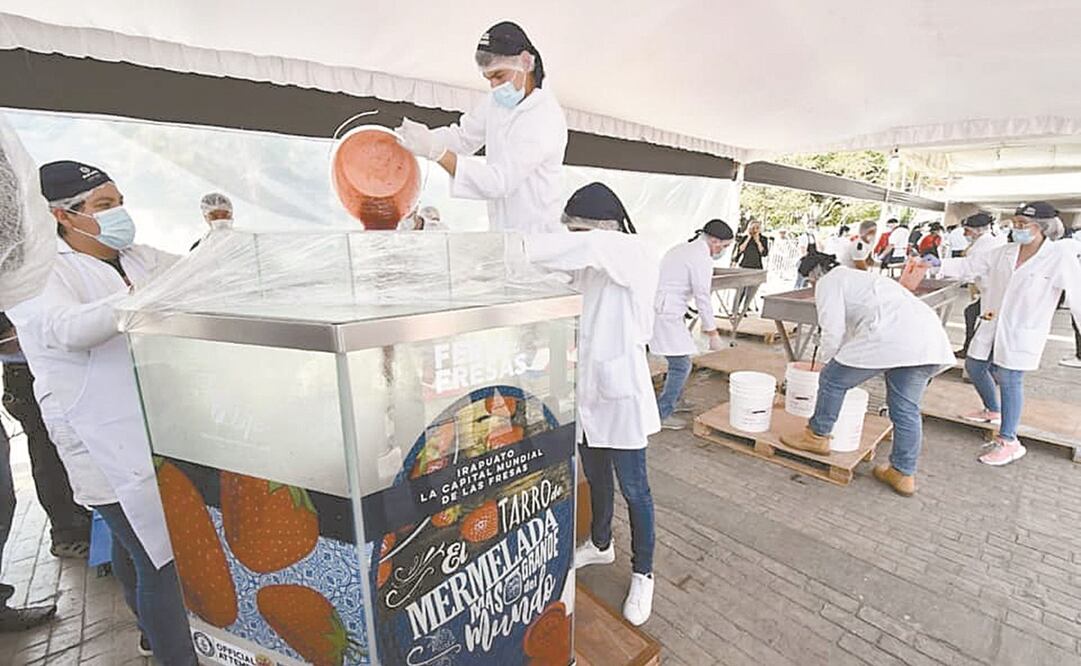En Irapuato los cocineros y estudiantes trabajaron por más de siete horas en la preparación de la mermelada con una tonelada de fresas. Foto: Especial