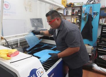 Hacen caretas de plástico para proteger contra el coronavirus