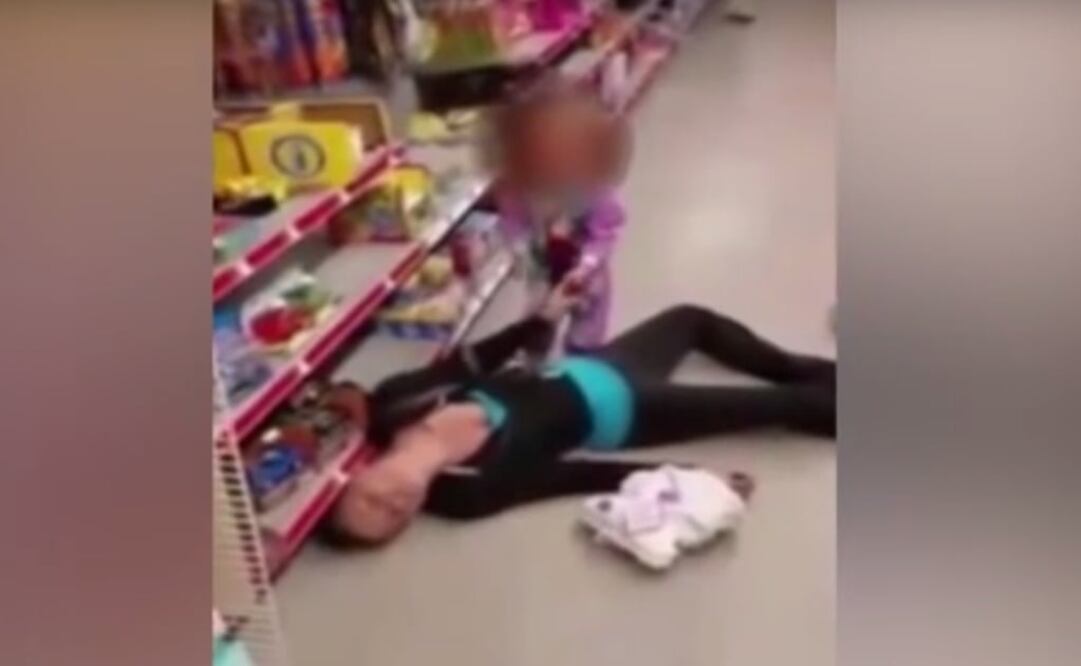 Video. Niña de 2 años intenta reanimar a su madre con sobredosis