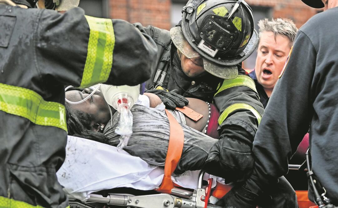 Personal de emergencia realiza una maniobra de reanimación pulmonar en una de las personas afectadas por el incendio en el barrio del Bronx, en Nueva York. Foto: LLOYD MITCHELL/ AP