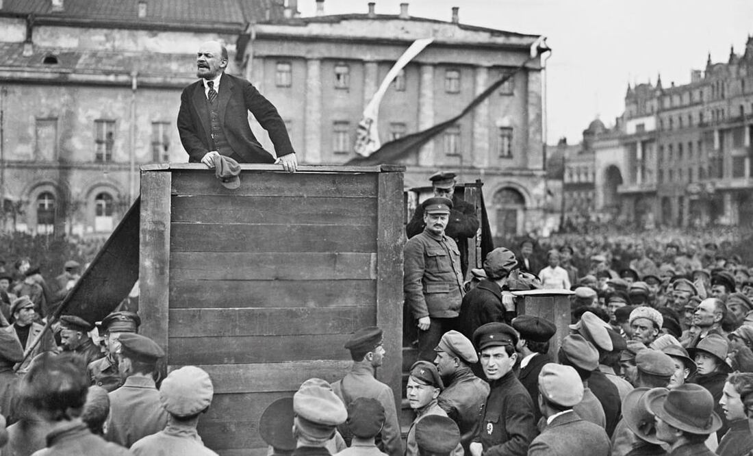 Lenin en un desfile de 1920, cuando su salud todavía le permitía formar parte del orden soviético. Después de su muerte en 1924, especialistas examinaron su cerebro basándose en argumentos de la frenología, disciplina que popularizó la revisión de “cerebros famosos” para identificar alguna característica diferente y ligarla a comportamientos específicos o nivel de inteligencia. Foto: Grigory Petrovich Goldstein/Wikimedia Commons.