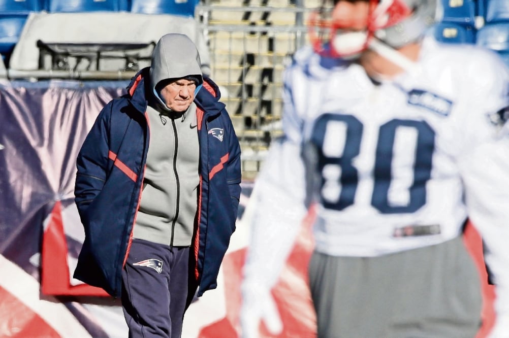 El cerebro de los Patriots es el único head coach en la historia en ganar juegos de Playoffs en seis años seguidos (STEVEN SENNE. AP)