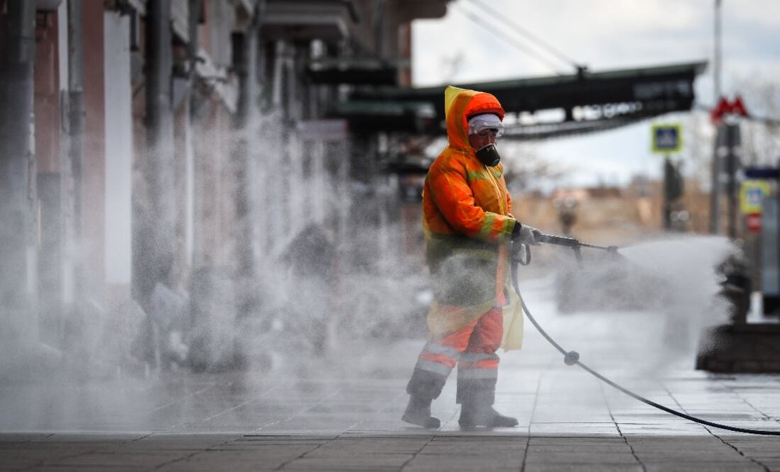 Municipal worker sprays disinfectant in deserted streets – Photo: Yuri Kochetkov/EFE/EPA