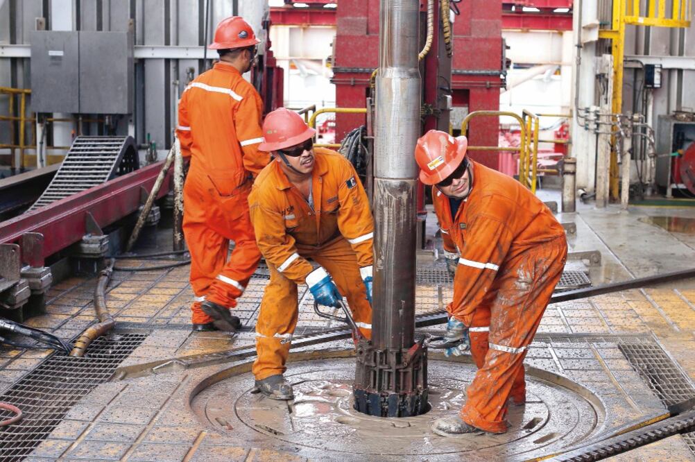 Debido a la baja producción, la demanda del resto del mercado tuvo que cubrirse con combustibles importados (ARCHIVO EL UNIVERSAL)