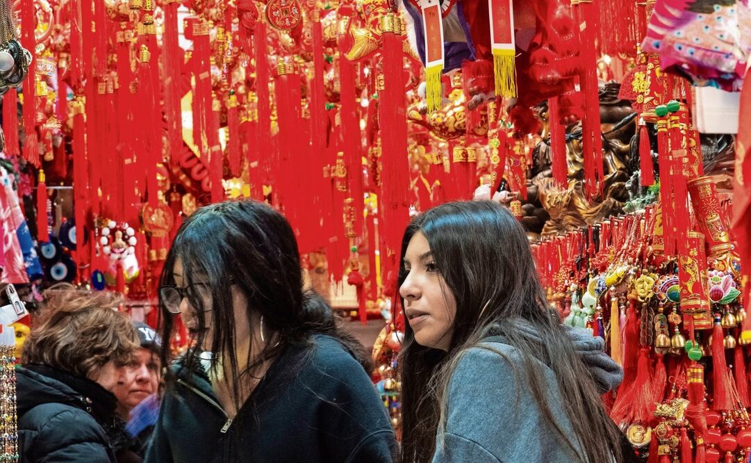 Clientes ayer al comprar adornos festivos en el barrio chino de Nueva York. Foto: Eduardo Muñoz Álvarez / AP