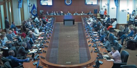 Sin México, OEA logra medida para presionar a Maduro