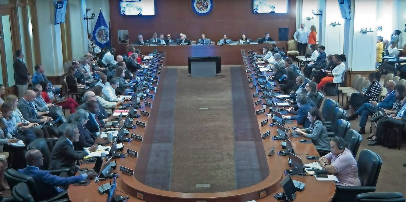 El texto fue adoptado por consenso de las 26 delegaciones de países miembros que acudieron, entre los que no estuvo México, a la reunión extraordinaria de la OEA, en Washington. Tomada de video