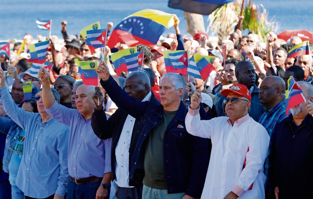 El presidente de Cuba, Miguel Diaz-Canel (centro), ayer en un acto en la Tribuna Antimperialista a favor de Venezuela, en La Habana. Foto: Ernesto Mastrascusa / EFE