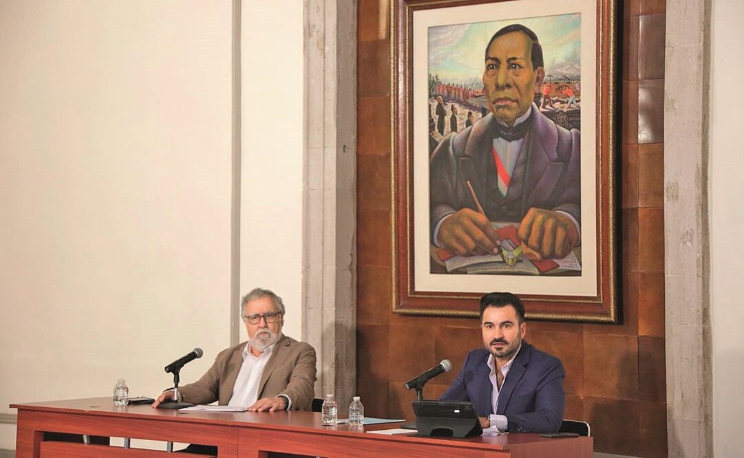 Alejandro Encinas, subsecretario de Derechos Humanos, Población y Migración, y Enrique Irazoque, titular de la UDH, en conferencia. Foto: Secretaría de Gobernación